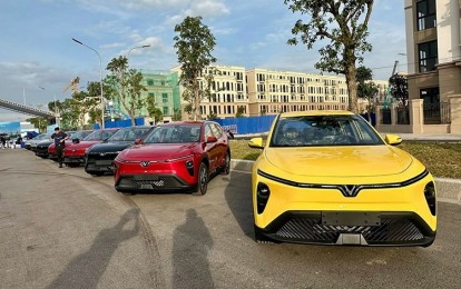 Những chiếc MPV điện VinFast Limo Green đầu tiên được bàn giao đến tay khách Việt